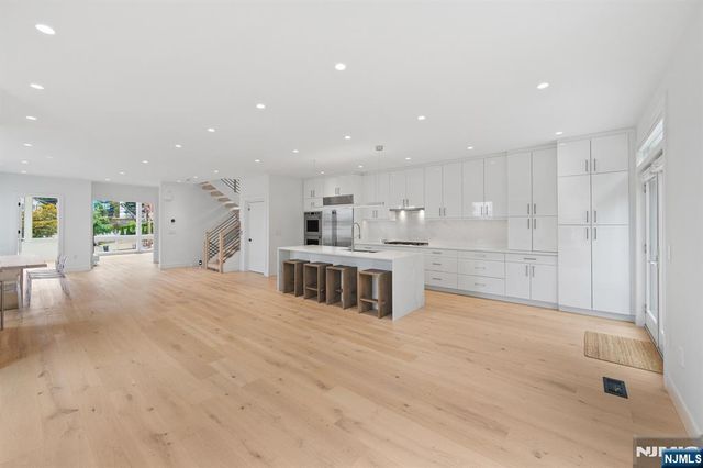 13 Lasher Lane, Edgewater, NJ 07020