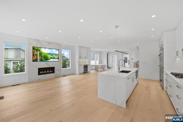 13 Lasher Lane, Edgewater, NJ 07020