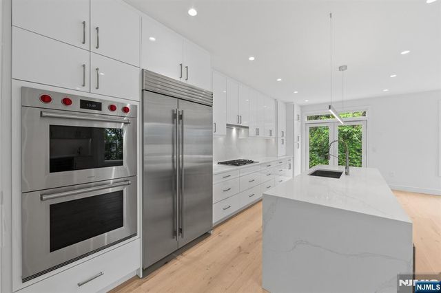 13 Lasher Lane, Edgewater, NJ 07020
