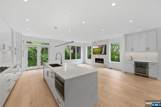 13 Lasher Lane, Edgewater, NJ 07020