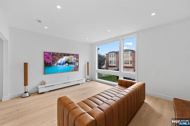 13 Lasher Lane, Edgewater, NJ 07020