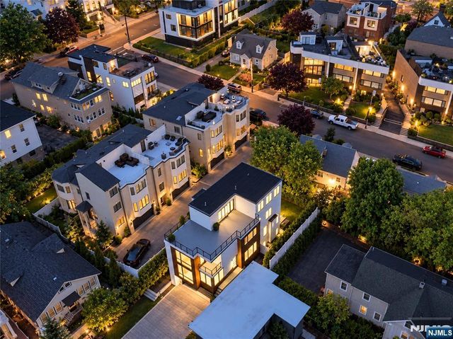 13 Lasher Lane, Edgewater, NJ 07020