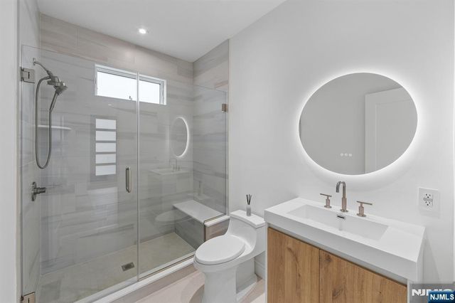 13 Lasher Lane, Edgewater, NJ 07020