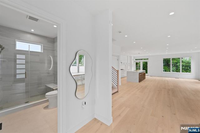 13 Lasher Lane, Edgewater, NJ 07020