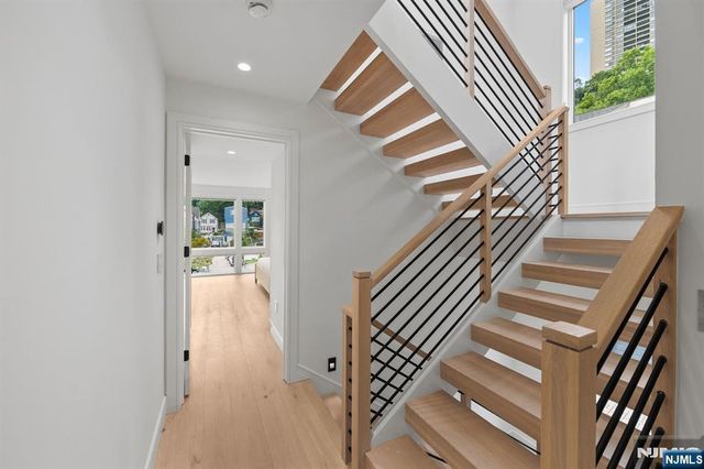 13 Lasher Lane, Edgewater, NJ 07020