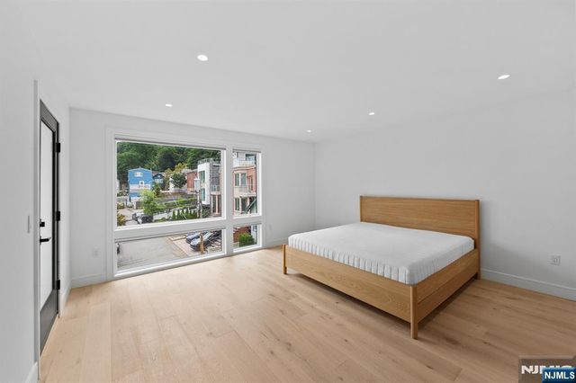 13 Lasher Lane, Edgewater, NJ 07020