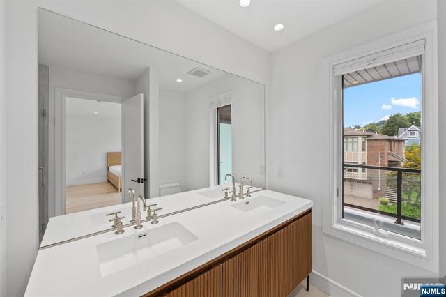 13 Lasher Lane, Edgewater, NJ 07020