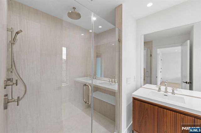 13 Lasher Lane, Edgewater, NJ 07020