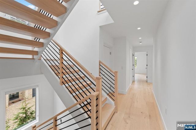 13 Lasher Lane, Edgewater, NJ 07020