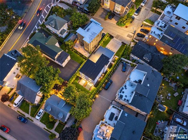13 Lasher Lane, Edgewater, NJ 07020
