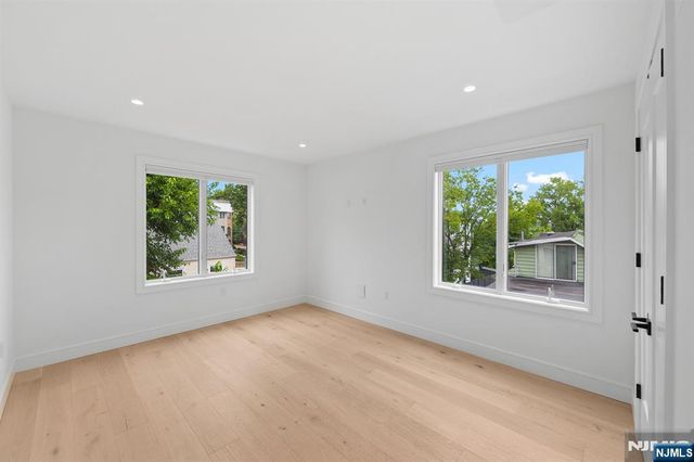 13 Lasher Lane, Edgewater, NJ 07020
