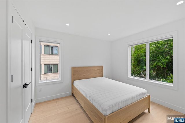 13 Lasher Lane, Edgewater, NJ 07020