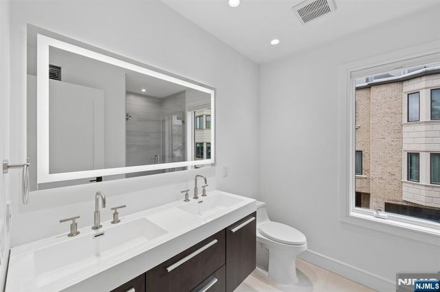 13 Lasher Lane, Edgewater, NJ 07020