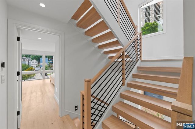 13 Lasher Lane, Edgewater, NJ 07020