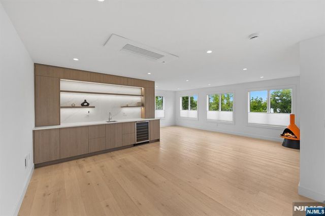 13 Lasher Lane, Edgewater, NJ 07020