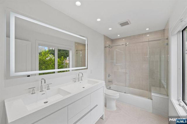 13 Lasher Lane, Edgewater, NJ 07020