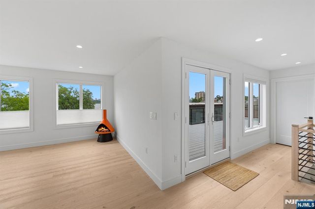 13 Lasher Lane, Edgewater, NJ 07020