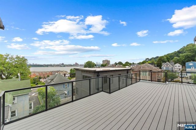 13 Lasher Lane, Edgewater, NJ 07020