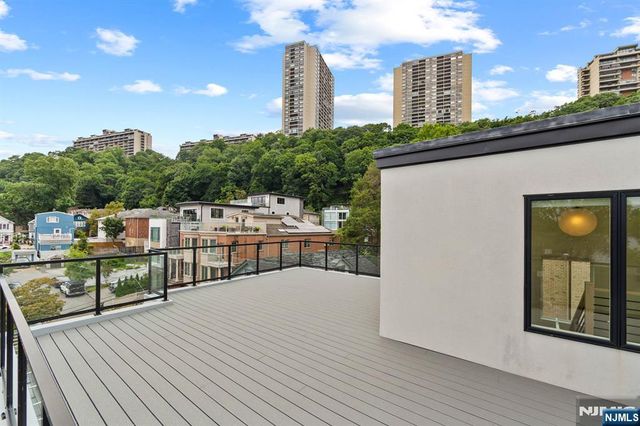 13 Lasher Lane, Edgewater, NJ 07020