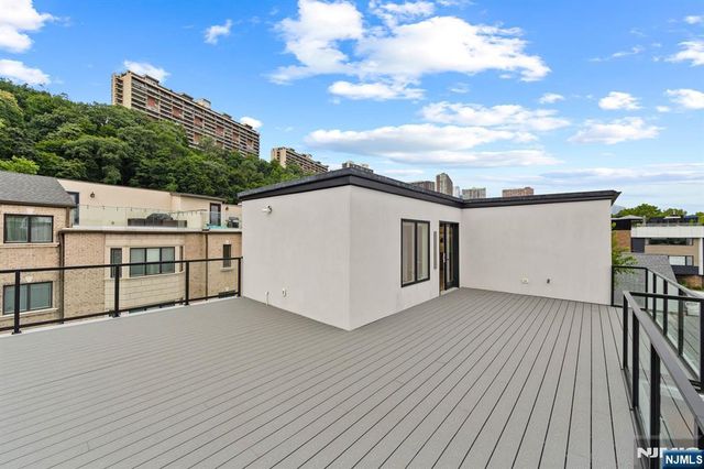 13 Lasher Lane, Edgewater, NJ 07020
