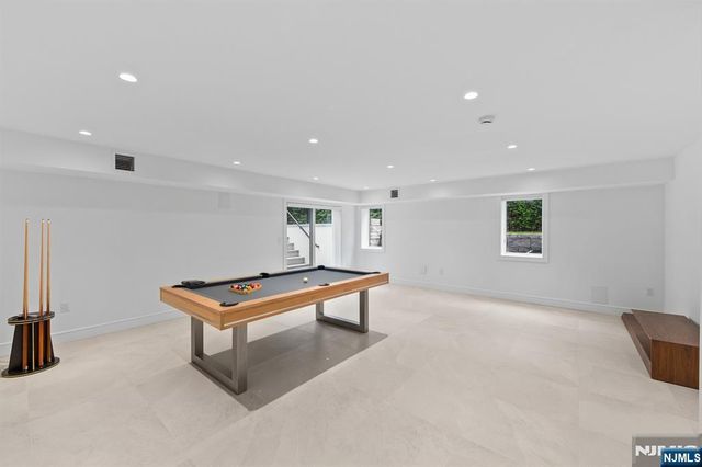 13 Lasher Lane, Edgewater, NJ 07020