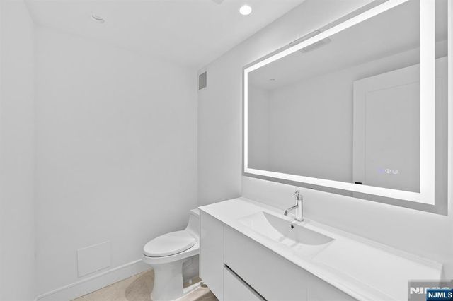 13 Lasher Lane, Edgewater, NJ 07020