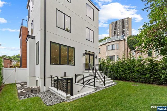 13 Lasher Lane, Edgewater, NJ 07020