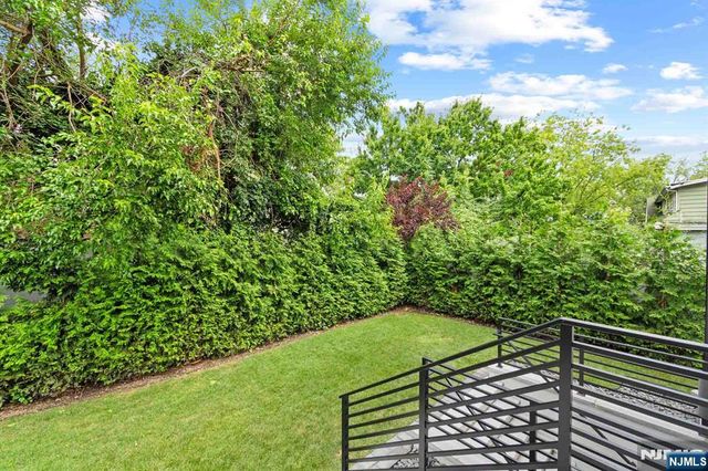 13 Lasher Lane, Edgewater, NJ 07020
