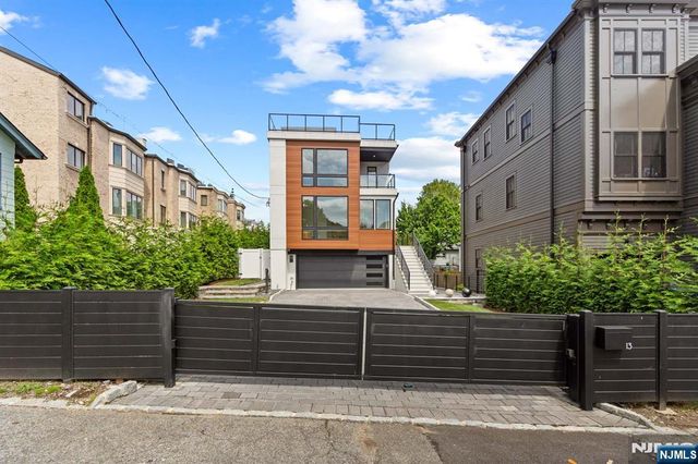 13 Lasher Lane, Edgewater, NJ 07020