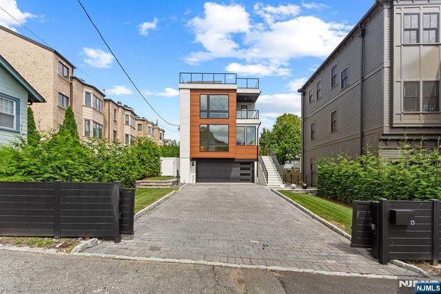13 Lasher Lane, Edgewater, NJ 07020