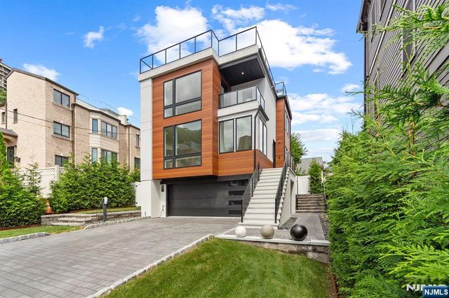 13 Lasher Lane, Edgewater, NJ 07020