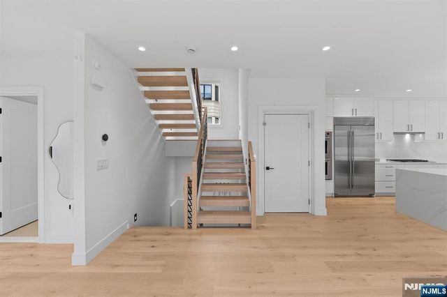 13 Lasher Lane, Edgewater, NJ 07020