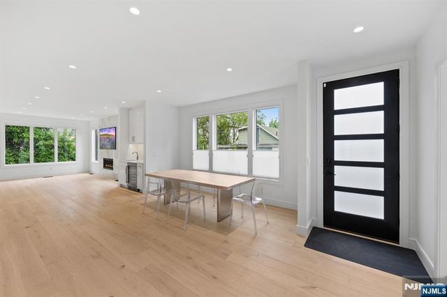 13 Lasher Lane, Edgewater, NJ 07020