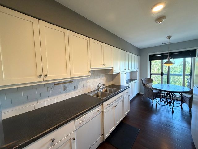 501 Lake Hinsdale Drive 506, Willowbrook, IL 60527