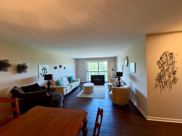 501 Lake Hinsdale Drive 506, Willowbrook, IL 60527