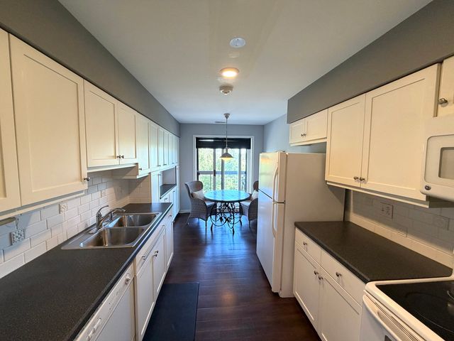 501 Lake Hinsdale Drive 506, Willowbrook, IL 60527