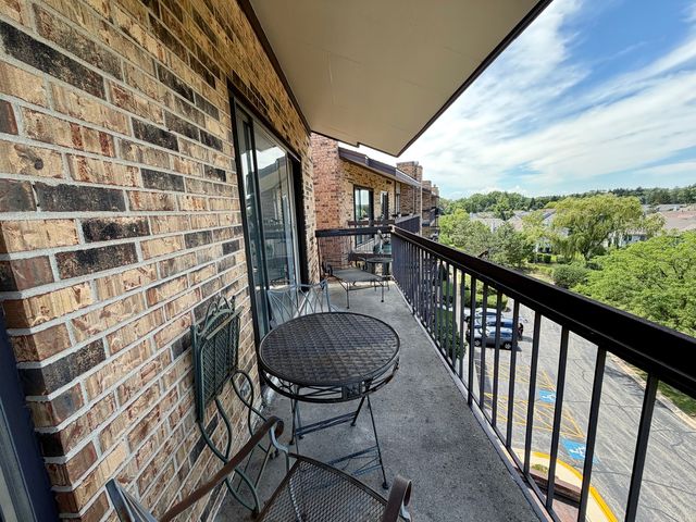 501 Lake Hinsdale Drive 506, Willowbrook, IL 60527