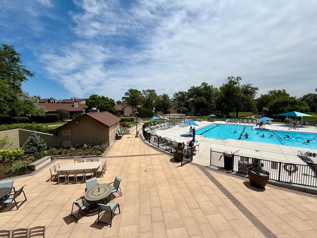 501 Lake Hinsdale Drive 506, Willowbrook, IL 60527