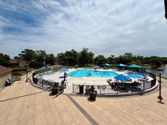 501 Lake Hinsdale Drive 506, Willowbrook, IL 60527