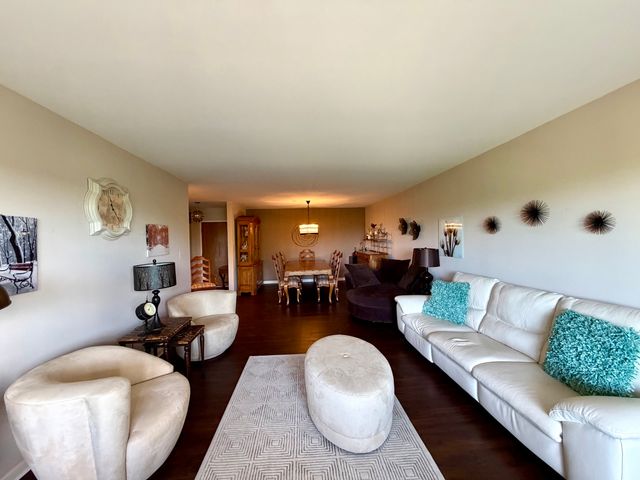 501 Lake Hinsdale Drive 506, Willowbrook, IL 60527