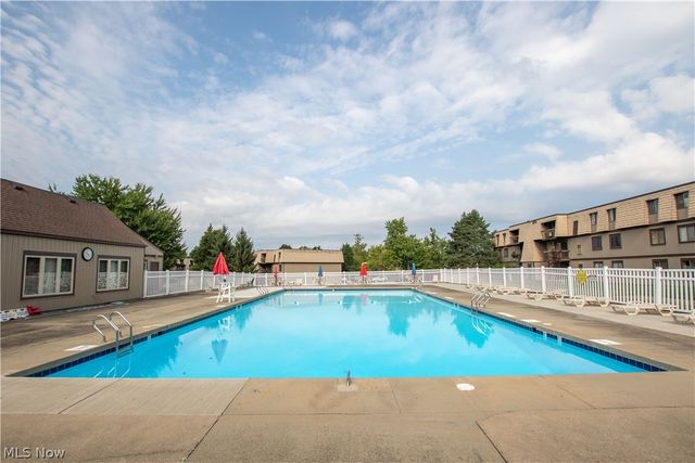 9610 Cove Drive B23, North Royalton, OH 44133
