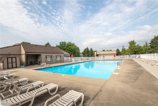 9610 Cove Drive B23, North Royalton, OH 44133
