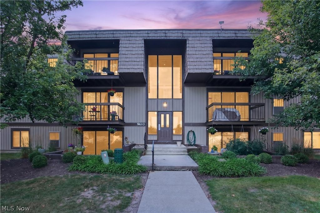 9610 Cove Drive B23, North Royalton, OH 44133