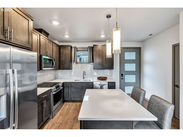6822 N GREENWICH Ave 205, Portland, OR 97217