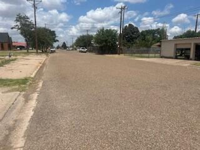 206 S White Street, Floydada, TX 79235