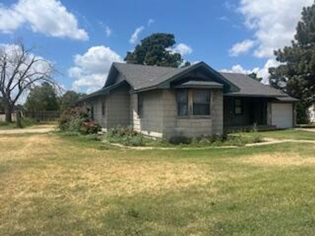 206 S White Street, Floydada, TX 79235