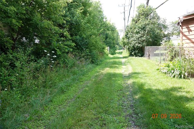 18651 & 18653 Kelly Rd, Detroit, MI 48224