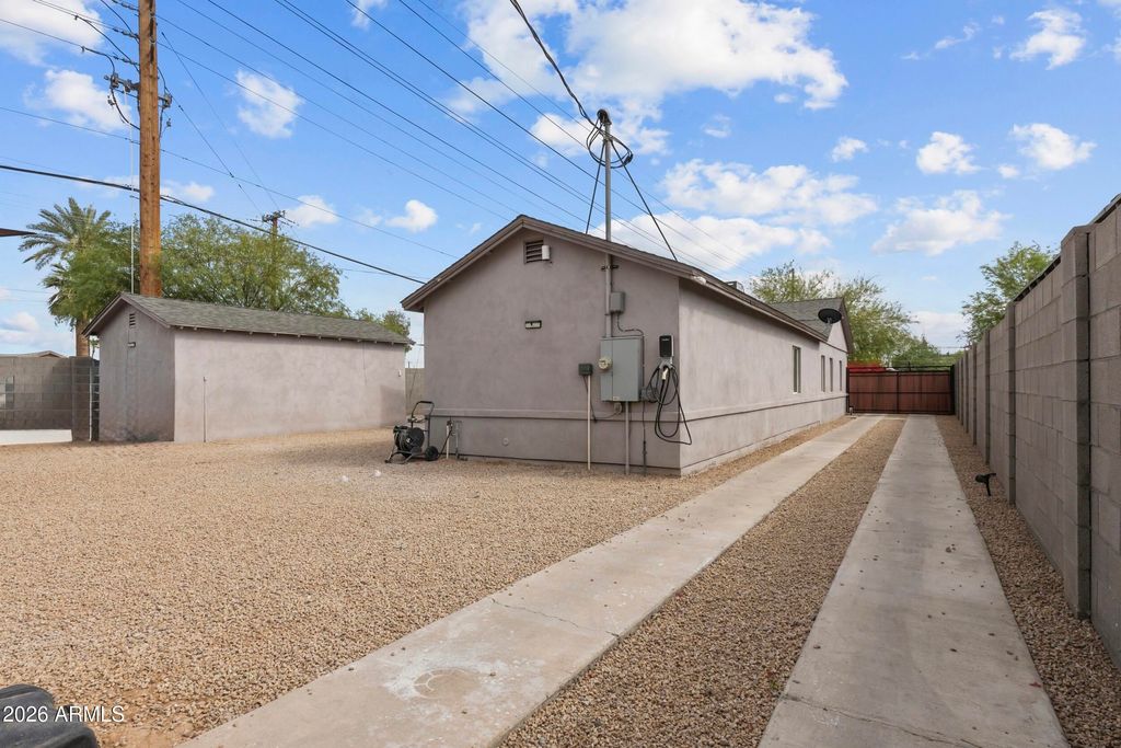Image 29 of property listing at 2302 W ORANGE Drive, Phoenix, AZ 85015
