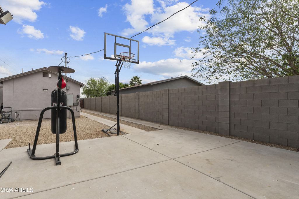 Image 30 of property listing at 2302 W ORANGE Drive, Phoenix, AZ 85015
