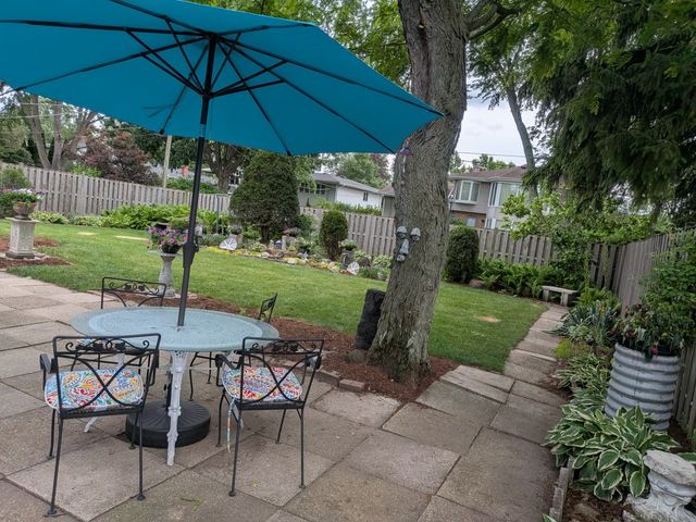 1825 E Sitka Lane E, Mount Prospect, IL 60056